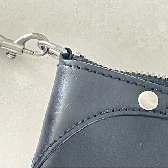 GAP BLACK LEATHER ZIPPED CLOSURE WRISTLET - Picture 6 of 10